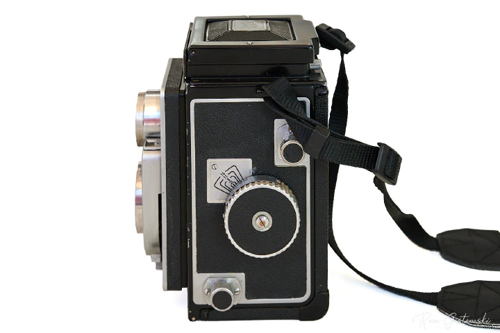 The left hand side of the Ikoflex IIa showing the focusing knob and depth of field scale