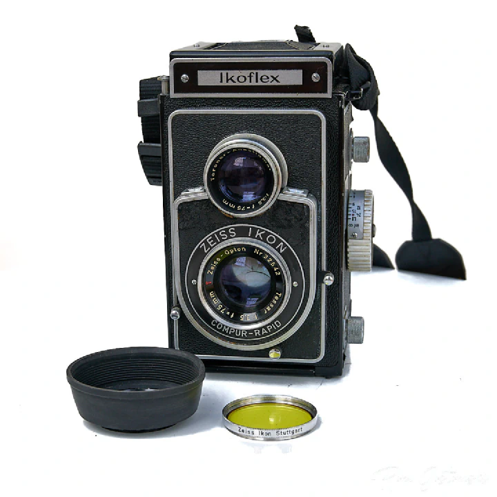 The Zeiss Ikon Ikoflex IIa 855/16 with yellow filter and lens hood in front