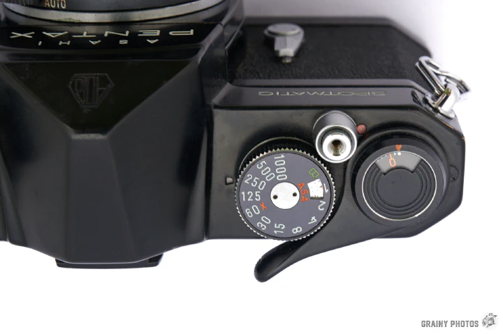 A photo of the shutter speed and film speed dial on top of the camera.