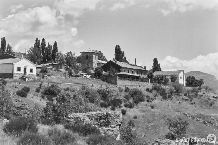 A black-and-white film photo of Alba de los Cardaños