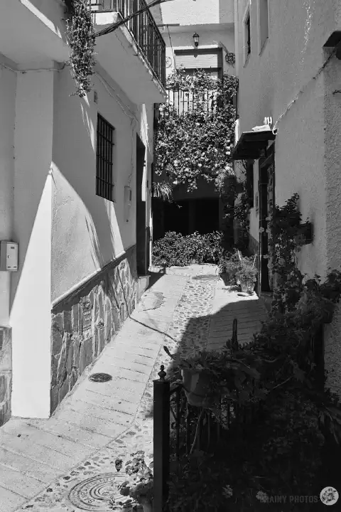 A black-and-white photo of a narrow street in Soportújar.
