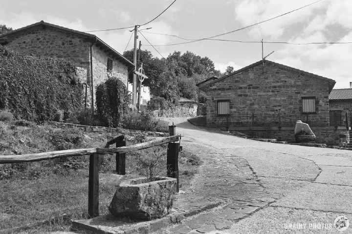 A black-and-white photo of a road in Verdeña